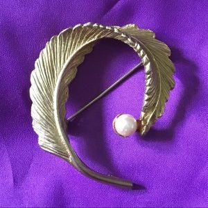 Vintage 1960s Goldtone Feather & Pearl Brooch Pin.